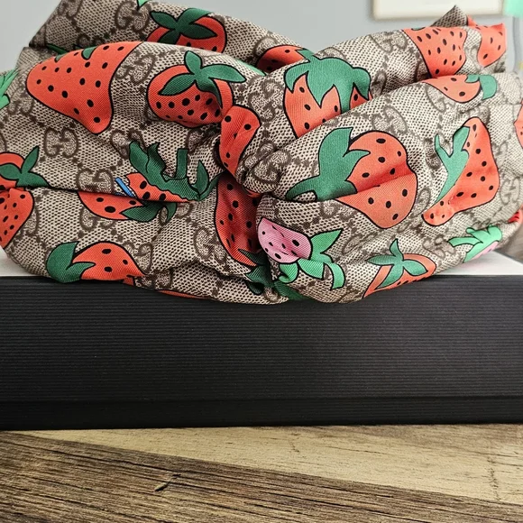 Rare Print! Gucci Strawberry Print Silk Headband - Picture 1 of 6
